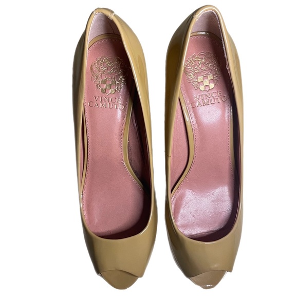 Vince Camuto Kira Womens 7 M Stiletto Heels Nude Beige Patent Leather Peep Toe - Picture 2 of 8